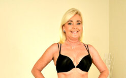 mature blonde webcam